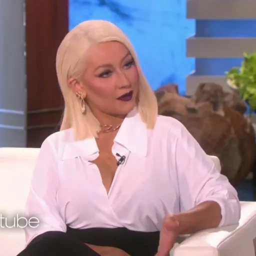 young woman, show ellen, gwen stefani 2022, gwen stefani now 2022, christina aguilera show ellen