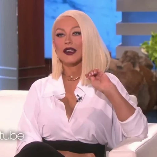 mujer joven, mostrar a ellen, lady gaga 2022 house gucci, gwen stefani ahora 2022, christina aguilera show ellen