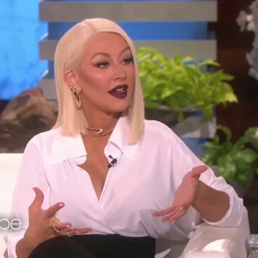 wanita muda, gwen stefani 2022, lady gaga 2022 house gucci, gwen stefani sekarang 2022, christina aguilera show ellen