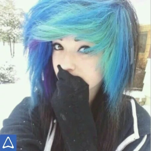 menina emocional, penteado emo, tingimento de cabelo, cabelo azul, uma pessoa com cabelo brilhante