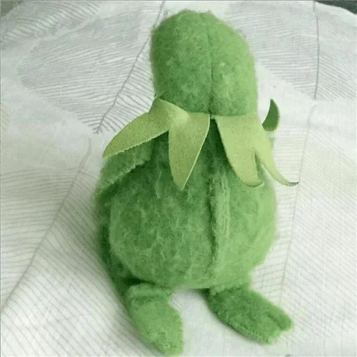 kermit, komi frog, comet the frog, frog plush toy, aesthetics of stuffed toy frog