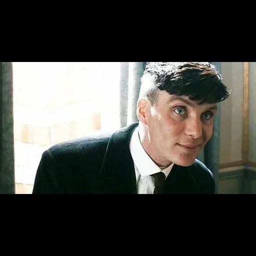 people, objectif du film, tommy shelby, peaky blinders thomas shelby, pare-soleil pointu thomas shelby sourit