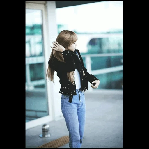 humain, rose noir, style lisa blackpink, lalisa manoban à l'aéroport, style de l'aéroport de blackpink lisa