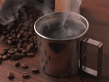 grains de café, café en poudre, tasses à café, le café est chaud, café parfumé