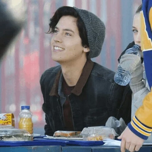 jägerhead, the riverdale, spruce dylan cole, cole sprouse riverdale, cole spruce riverdale lächelt