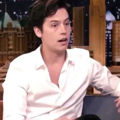 gli attori, attore americano, jimmy fallon cole sprouse, buona notte colsprus, spettacolo serale di jimmy fallon cole spruce