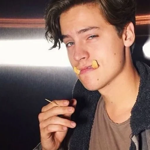 cole spruss, selfie di cole spreus, spruce dylan cole, cole spruce riverdale, cole sprouse riverdale