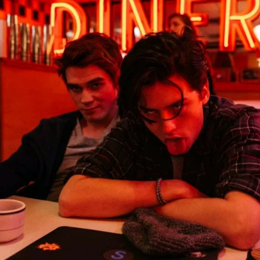 ривердэйл, спроус дилан коул, ривердейл коул спроус, cole sprouse riverdale, кей джей апа коул спроус