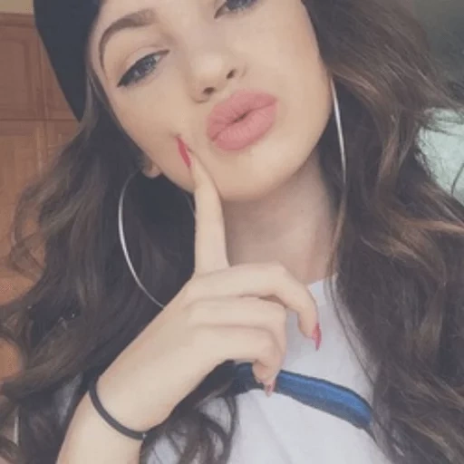 dytto, junge frau, schönes make-up, schönes mädchen, maggie lindemann tumbbler gerl