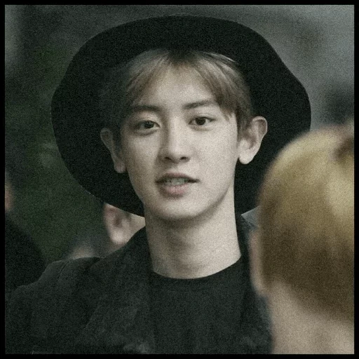 pak chanyeol, exo chanyeol, sombrero de chanel, baekhyun exo, titulares de chanel backhyun