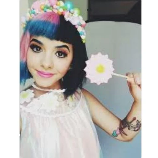 mujer joven, señor cara de papa, melanie martínez, melanie martínez llora bebé, melanie martinez estética