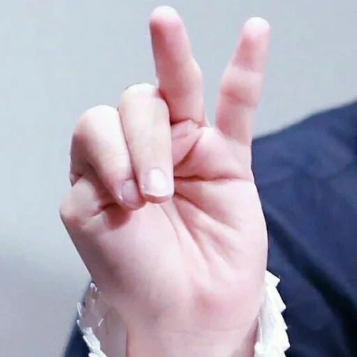 qi ming pen, bangtan boys, qiming's hand, chiming's little finger, park ji-min's hand