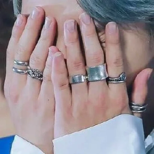 anello taiheng, bts chimin hand, la mano di qi myeong, anello del gruppo giovanile antiproiettile qimin, anello qimin bts