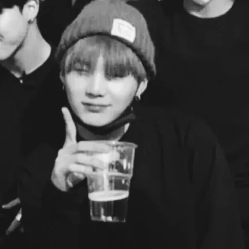 suga, grupo júnior à prova de balas de rongji, bangtan boys, bts shuga bêbado, vinho yunji