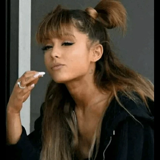 petite fille, ariana grande, la coiffure est à la mode, une coiffure simple, ariana grande 2016