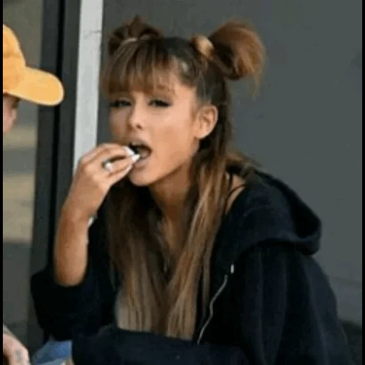 giovane donna, ragazza, ariana grande, acconciature alla moda, ariana grande fak