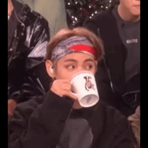 bts tee, mitglieder des bts, bts reaction, die bangtan boys, taheng trinkt eine tasse