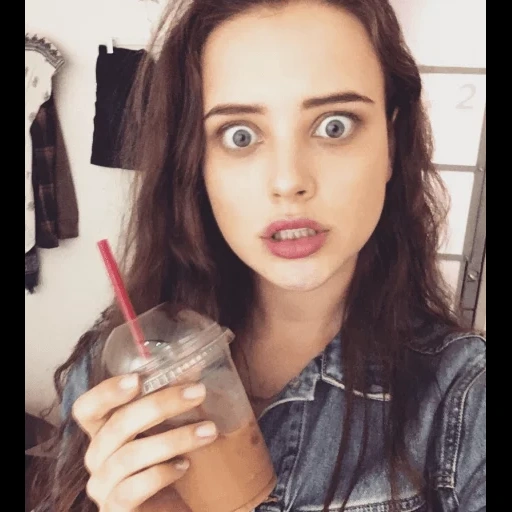 the girl, hannah baker, catherine langford, the girls are beautiful, selfie mit katherine langford