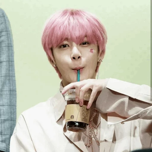 minhek jimin, monsta x hyungwon, seventin uji yungi, wonho alligator pink hair, hynvon con sesión de fotos de cabello rosa