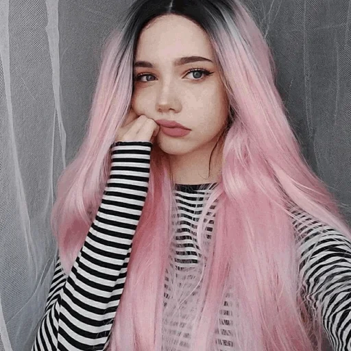 la ragazza, rombi rosa, capelli rosa, parrucca nera e rosa, tagliacapelli rosa ragazza