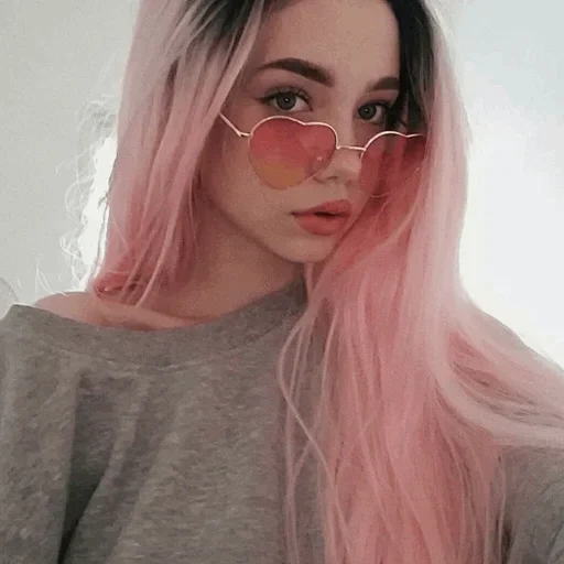 jovem, fã, o cabelo é colorido, cabelo rosa, garota com tumbbler de cabelo rosa
