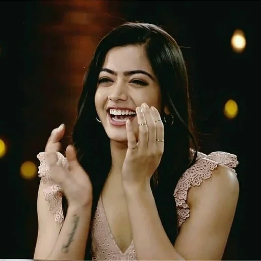 giovane donna, rashmika mandanna, mehjabin chowdhury, srian saran della giovinezza, tatuaggio di rashmika manthana