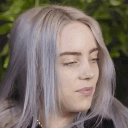 девушка, билли эйлиш, билли айлиш, billie eilish, мем билли айлиш среди толпы