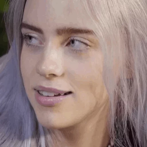 billy ailish, billie eilish, billy ailish lächeln, billy ailish mit weißem haar, billie eilish mit silbernen haaren