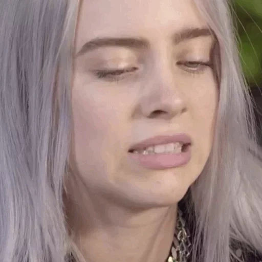 billy ailish, billie eilish, billy ailish lächeln, billy ailish ist düster, billie eilish mit silbernen haaren