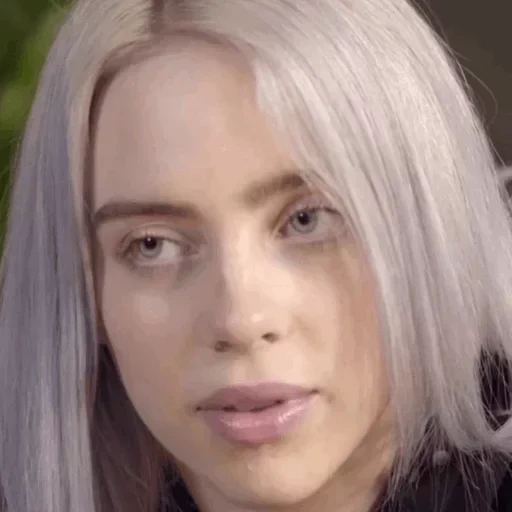 giovane donna, billy ailish, billie eilish, billy ailish blonde, billy ailish con i capelli bianchi