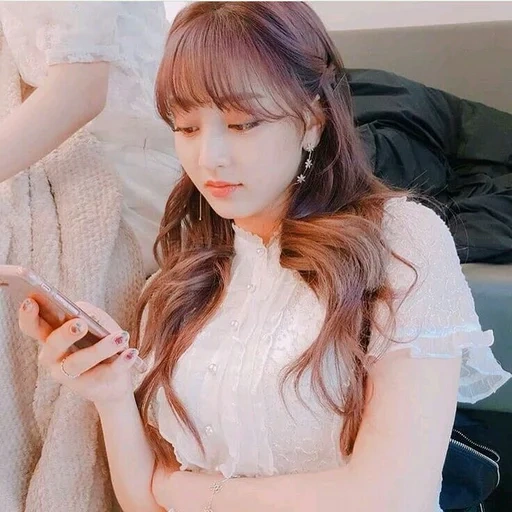 jeune femme, velours rouge, deux fois nayeon, eugene izone 2020, coupes de cheveux coréennes