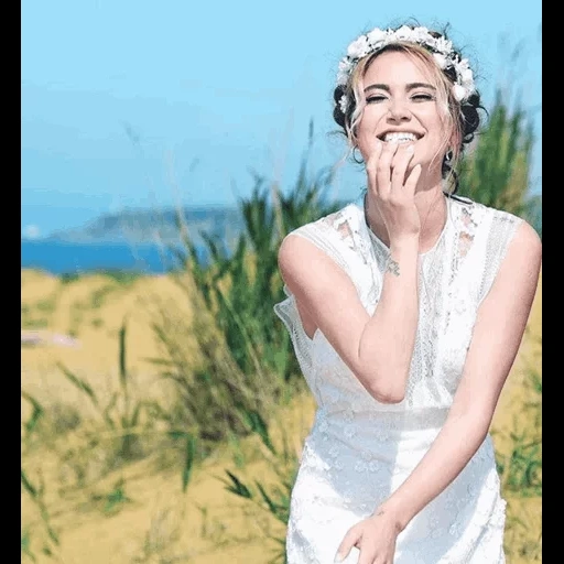 le persone, la ragazza, vanessa kirby, sky blue 2020, trucco nudo hippy