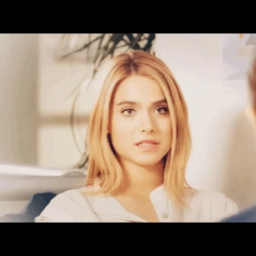 mujer joven, campo de la película, dianna agron, anastasia rudova rostec, reina trampa series 2019