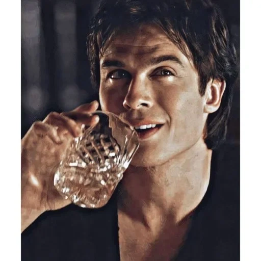 мэтт дэймон, damon salvatore, деймон сальваторе, деймон сальваторе пьет, деймон сальваторе виски