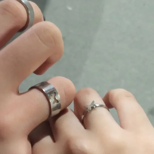 anel, os anéis do vapor, os anéis são emparelhados, os anéis emparelhados são mãos, o anel de casamento da garota