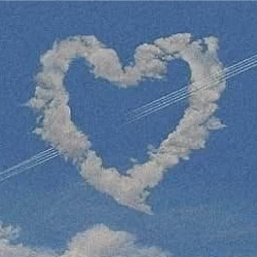 sulle nuvole, cuore di nuvole, cuore del cielo, il cielo sopra la testa, nuvola di forma del cuore