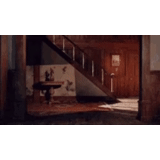 kegelapan, interior rumah, di bawah tangga, desain tangga, film dokumenter kalvari rusia 2000
