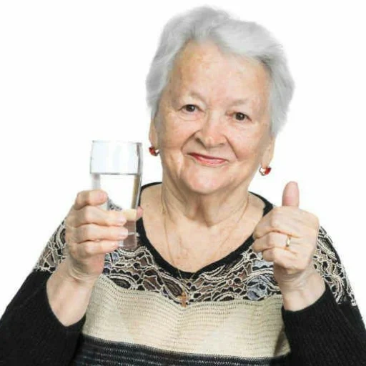 vieille femme, vieille femme, dame senior voulait 70, la vieille femme montre, femme âgée avec un verre d'eau