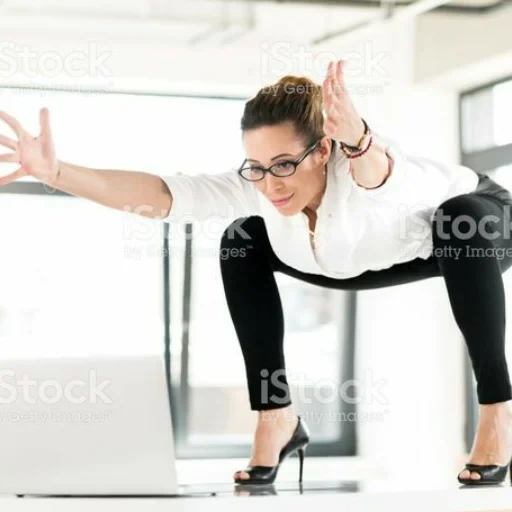 flexibilidad a la oficina, mujer a la oficina de la espalda, mujer flexible a la oficina, trabajador de oficinas de fitness, yoga a la oficina antes de la jornada laboral