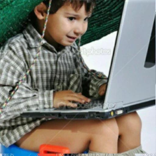 i ragazzi, hacker per bambini, ragazzo bambino, bambino davanti al computer, taccuino per ragazzi su sfondo bianco