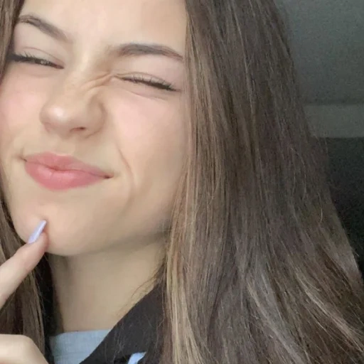 volto, la ragazza, tik tok, la cameriera, ava rxsee