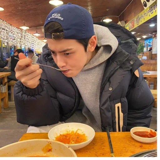 joven, hombre, desayuno, actor coreano