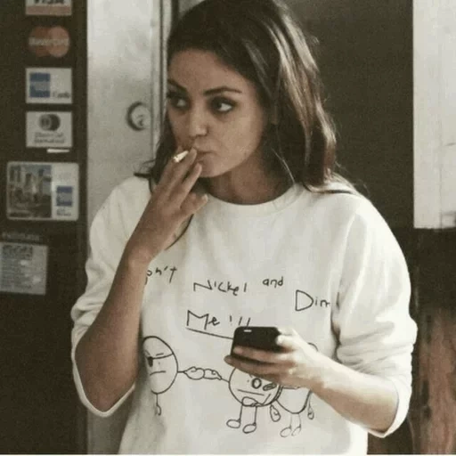 mujer joven, mila kunis, chica fumadora, mila kunis fuma, fumar mila kunis