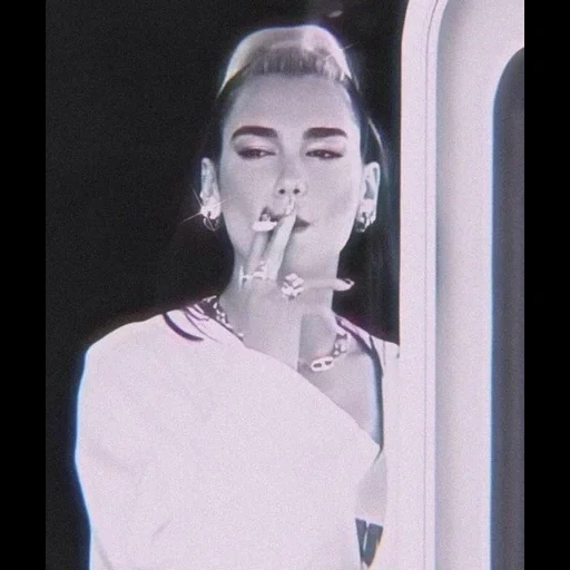 jovem, mulher, dua lipa fuma, madonna 1989, sezen aksu yyldyz tilbe