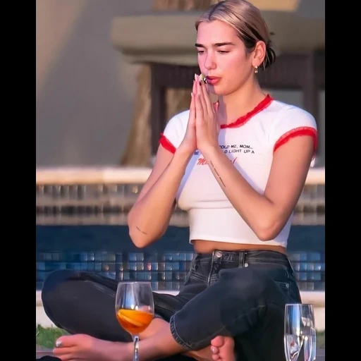 mujer joven, anwar hadid, dua lipa yoga, dua lipa yoga, dua lipa fuma