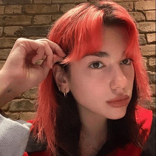 jeune femme, dua lipa urgant, dua lipa red hair, dua lipa peint, dua lipa coiffure teinte