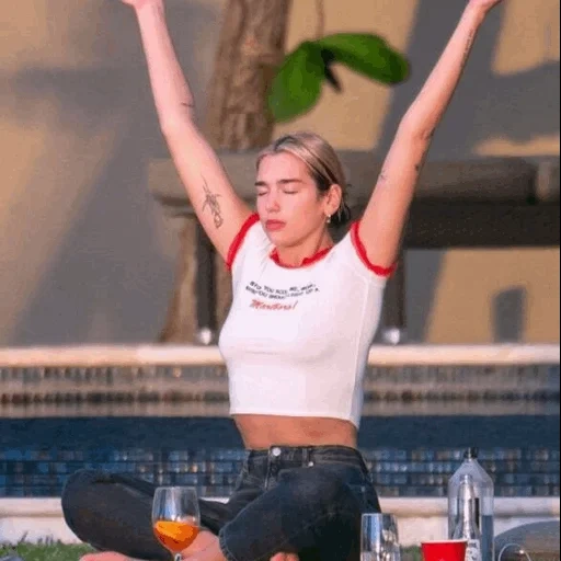 cara, mujer joven, anwar hadid, dua lipa yoga, estilo de celebridades