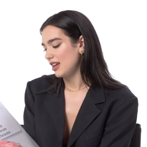 humano, mujer, mujer joven, pies de dua lipa, christian serratos 2019