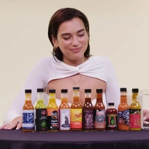 wanita muda, keajaiban, dua lipa, saus sambal, bir wanita