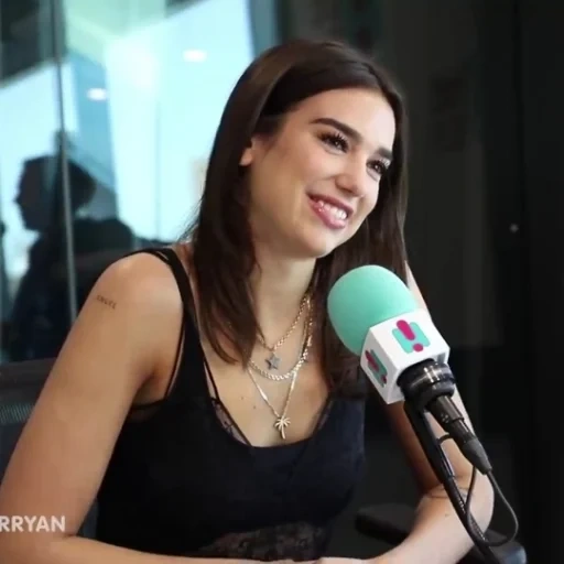 миранда, девушка, дуа липа, dua lipa улыбка